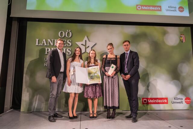 Landesrat Stefan Kaineder, Amelie, Rosalie und Hanna aus der 2bHME des ABZ Lambach, Chefredakteur Thomas Winkler | Foto: Land OÖ/Tina Gerstmair