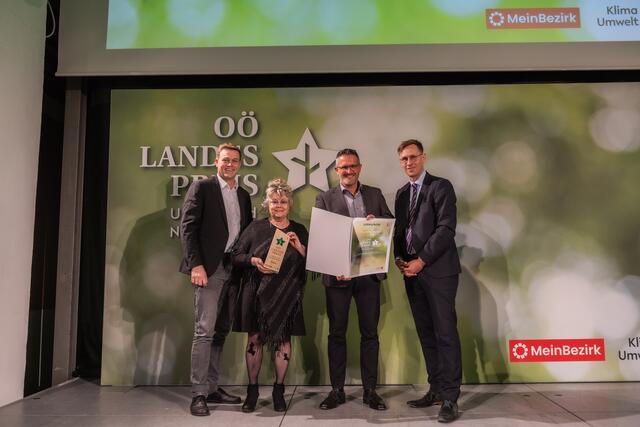 Landesrat Stefan Kaineder, Ursula Asamer und Clemens Schnaitl von den „Paten der Nacht“, Chefredakteur Thomas Winkler | Foto: Land OÖ/Tina Gerstmair