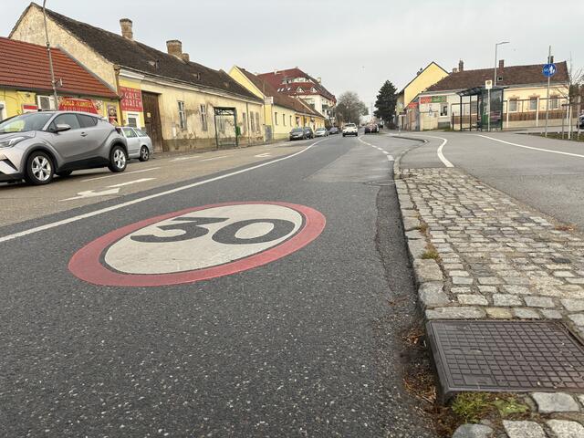 Von der "Billa-Kreuzung" an der B11 ist das Tempolimit nur einmalig am Boden sowie kurz vor der Kreuzung ersichtlich.