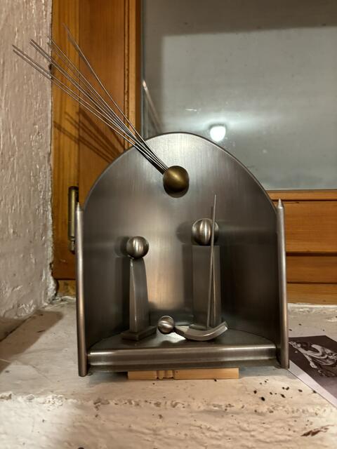 Diese moderne Niroster-Krippe hat Thomas Innerhofer gefertigt, er ist gelernter Schlosser. | Foto: Sarah Braun