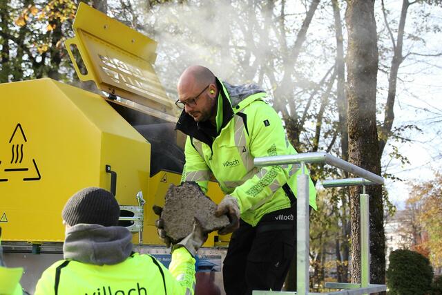 Der alte Asphalt wird oben in die Anlage eingeführt. | Foto: Stadt Villach/Kompan