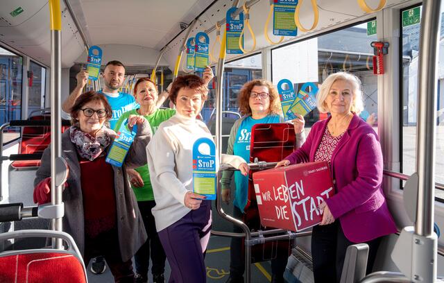 StoP Obus-Hänger "Hinschauen – statt wegschauen". Foto: v.l.: Gertrud Riemelmoser, StoP Nachbarschaftstisch Lehen; Clemens Costa, Männerbüro; Ekaterina Toska, StoP Nachbarschaftstisch Lehen; Gerlinde Hagler, GF Salzburger Linien; Doris Wlczek-Spanring, BWS Lehen; Stadträtin Andrea Brandner | Foto: Stadt Salzburg/Alexander Killer