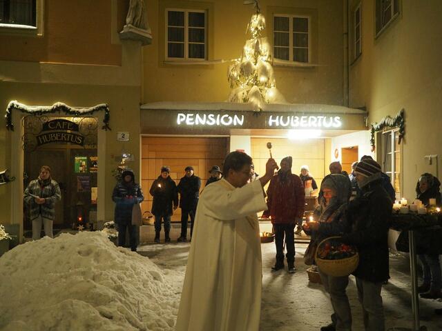 Pfarrassistent Roland Altreiter bei der Adventkranzsegnung am Höllplatz 2023.
 | Foto: Pfarre Freistadt