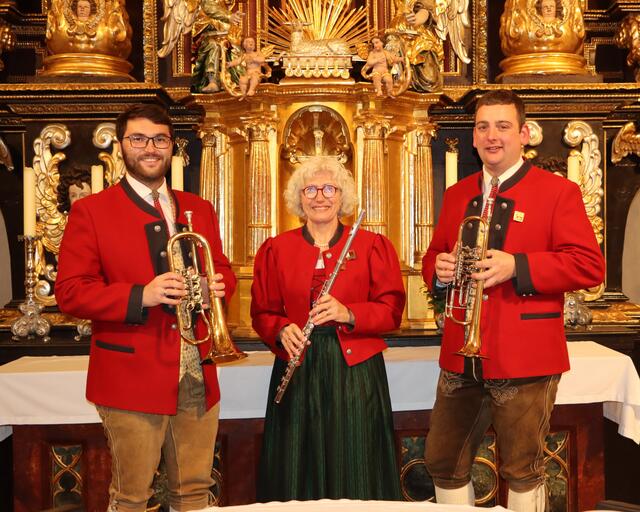 Stabführer Christoph Kern, Elisabeth Weinberger und Martin Prenninger vor dem Altar in der Pfarrkirche Wippenham | Foto: c) Planitzer