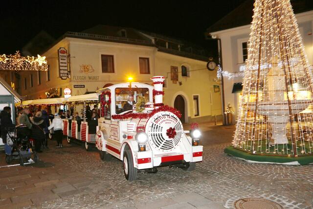 Die Wintereinkaufsnacht ist traditionell ein echter Publikumsmagnet. Bummeln und Einkaufen bis 22 Uhr steht am Programm.  | Foto: aufgeschnappt.at