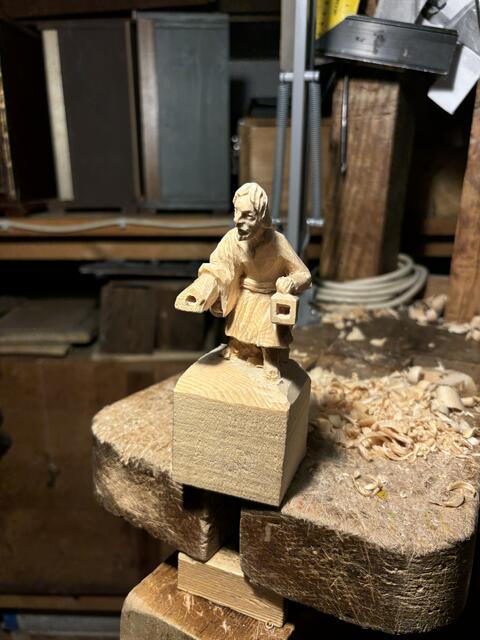 Eine Figur wird aus einem Block Holz geschnitzt – geübte Schnitzer brauchen pro Figur circa einen Tag. | Foto: Sarah Braun