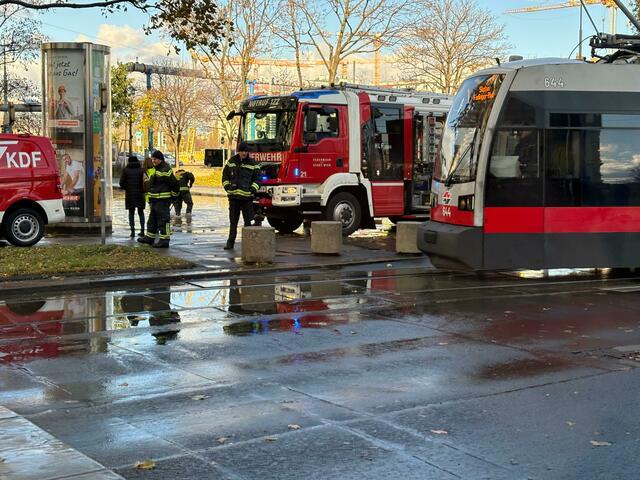 Die Feuerwehr ist bereits im Einsatz. | Foto: Fabian Franz/MeinBezirk Wien