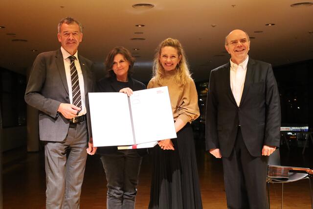 Angelika Rainer, die Trägerin des Preises für künstlerisches Schaffen 2024 in der Sparte Literatur, mit (v.l.) Vizebürgermeister Georg Willi, Kulturamtsleiterin Isabelle Brandauer und Alexander Kluy (Jury). | Foto: IKM/M. Darman