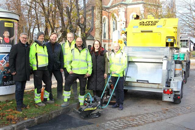 Das gesamte Team der Stadt Villach und des Wirtschaftshofs freut sich über die moderne "Mobile Asphaltmischanlage". | Foto: Stadt Villach/Kompan