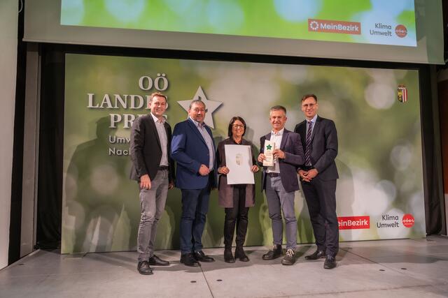 Landesrat Stefan Kaineder, Bürgermeister Manfred Mühlböck, Gabriele Fellinger und Direktor Thomas Ferchhumer von der MS St. Agatha, Chefredakteur Thomas Winkler | Foto: Land OÖ/Tina Gerstmair