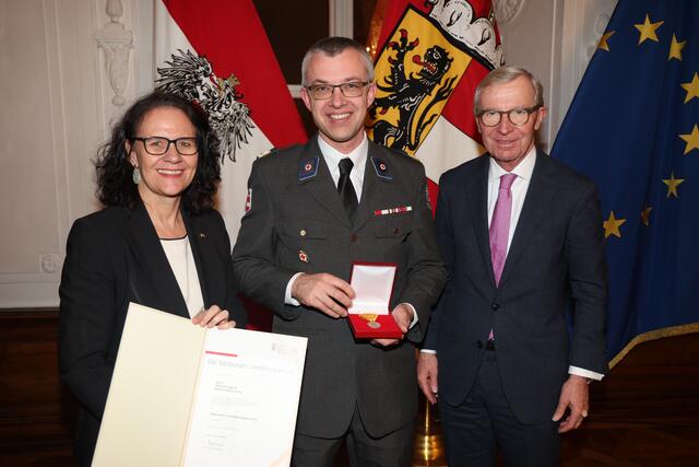 Bezirksrettungskommandant Manfred Goritschnig mit Landeshauptmann Wilfried Haslauer und Landesrätin Daniela Gutschi bei der Überreichung der Feuerwehr- und Rettungsmedaille für 25 Jahre. | Foto: Land Salzburg/Franz Neumayr