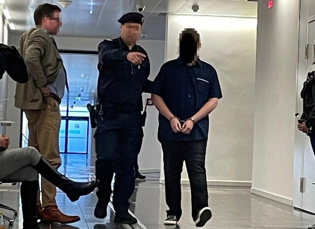 Der Angeklagte kam direkt aus der U-Haft-Zelle zu seinem zweiten Verhandlungstag. | Foto: Gernot Heigl