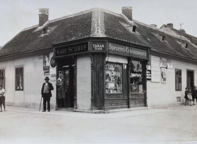 Das Archivfoto stammt aus dem Jahr 1950 und zeigt die Gemischtwarenhandlung und Tabak-Trafik von Karl Schruf in der Luttergasse nahe des Bahnhofs in Neunkirchen.  | Foto: Stadtarchiv Neunkirchen