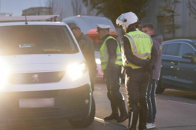 Am Mittwoch, 20. November, verteilten Polizisten am Erdberg Flugzettel statt Strafzettel. | Foto: Max Spitzauer