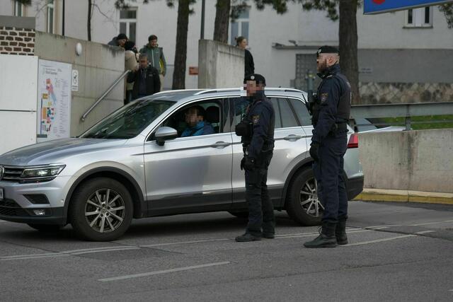 Alle Autos werden kontrolliert. | Foto: Maximilian Spitzauer/MeinBezirk