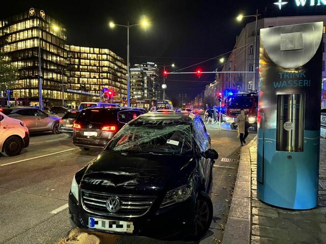 Das kopfüber stehende Auto wurde mittels Seilwinden und Hebekissen wieder aufgerichtet. | Foto: Luca Arztmann/MeinBezirk Wien