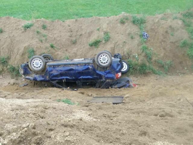 Das Auto schlitterte über eine Böschung und landete auf dem Dach. | Foto: FF Sprintzenstein
