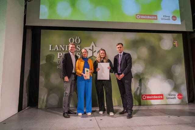 Landesrat Stefan Kaineder, Eva DeMichele und Ulrike Meinhart vom Verein Kleinstadtbiotop, Chefredakteur Thomas Winkler | Foto: Land OÖ/Tina Gerstmair
