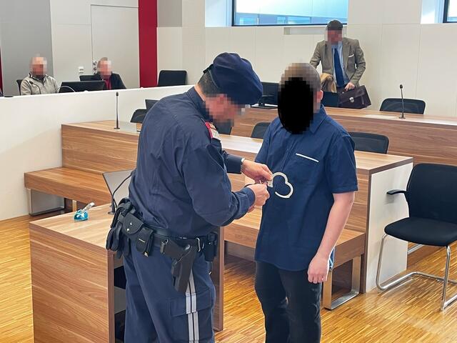 Eine Haftstrafe gab es für den Angeklagten Burgenländer, der in Handschellen vorgeführt worden ist. | Foto: Gernot Heigl