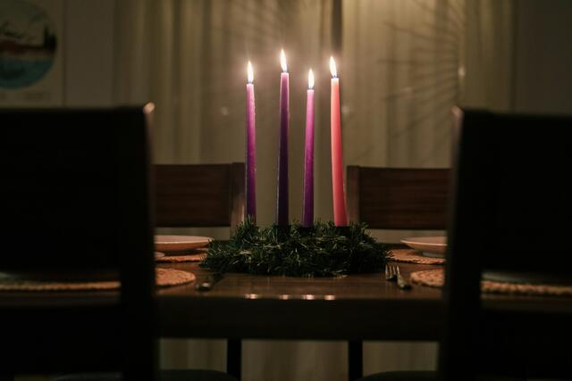 Der Adventkranz ist eine beliebte Tradition. | Foto: Unsplash