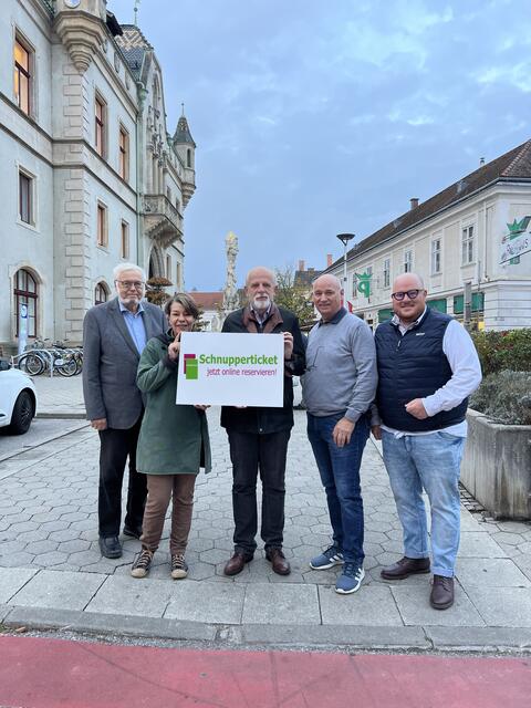 Gemeinderat Erik Mikura, Stadträtin Elisabeth Kerschbaum, Gemeinderat Thomas Pfaffl, Stadtrat Alfred Zimmermann und Gemeinderat Bernd Herzog laden zur Verwendung des VOR-Schnuppertickets ein. | Foto: Stadtgemeinde Korneuburg