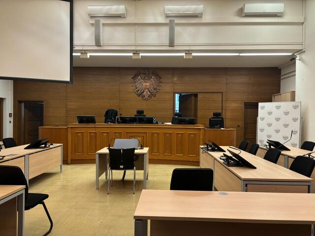 Der Angeklagte brach in mehrere Firmen ein und stahl Bargeld, Werkzeug und Maschinen (Symbolfoto) | Foto: MeinBezirk.at