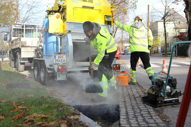 Unten kommt frischer, "neuer" Asphalt heraus. | Foto: Stadt Villach/Kompan