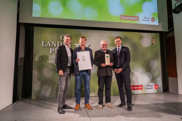 Landesrat Stefan Kaineder, Günther Weiß, Öko-Pionier Sepp Malzer, Thomas Winkler | Foto: Land OÖ/Tina Gerstmair