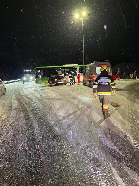 Der Verkehrsunfall, bei dem auch die Freiwillige Feuerwehr St. Peter-Freienstein im Einsatz stand, ereignete sich vermutlich aufgrund der Schneefahrbahn und aufgrund von Glatteis. | Foto: FF St. Peter-Freienstein