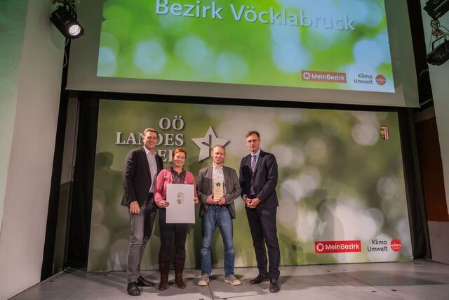 Landesrat Stefan Kaineder, KEM-Managerin Sybille Chiari und Thomas Hochleitner von der EEG Haunolding, Chefredakteur Thomas Winkler | Foto: Land OÖ/Tina Gerstmair