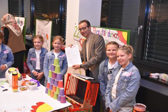 WK-Bezirksstellenleiter Peter Wachter präsentiert bei einem der Verkaufsstände in Kufstein den Gewerbeschein der jungen "Kaufleute". | Foto: Barbara Fluckinger
