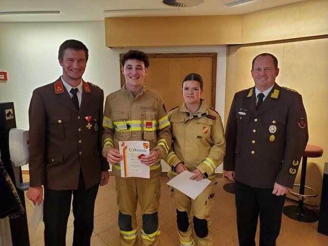 In den Aktivdienst überstellt: Fabian Dollnig und Anna Oberacher (Mitte). Kommandant Walter Hochenegger (li.) und Kommandant-Stellvertreter Karl Heymich (re.) freuten sich sichtlich. | Foto: FF-Serfaus