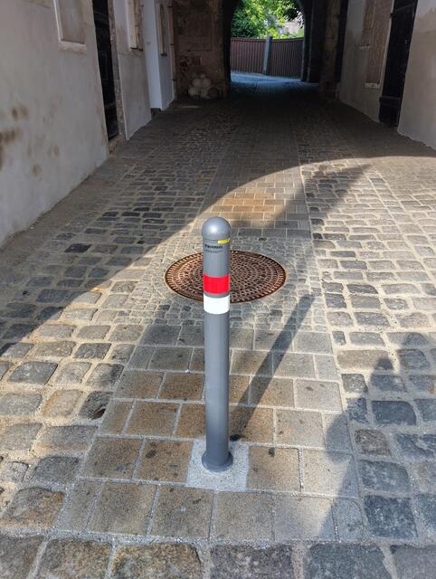 Seit Juli 2024 versperrt ein Poller die Zufahrt zur Schlossgasse in Schärding.  | Foto: Thomas Müller