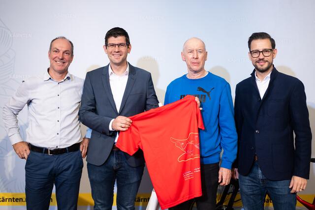 Obmann Horst Kurmann vom Radclub Althofen (2.v.re.) möchte sich bei den aktiven Radfahrern des Vereins für die großartige Leistung bedanken. | Foto: LPD Kärnten/Varh