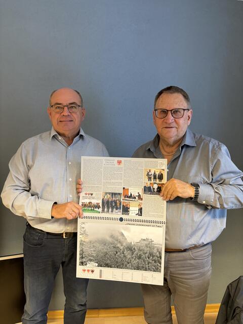 Herbert Schweißgut und Wolfram Vindl (v.l.). sind stolz auf den Schützenkalender 2025.