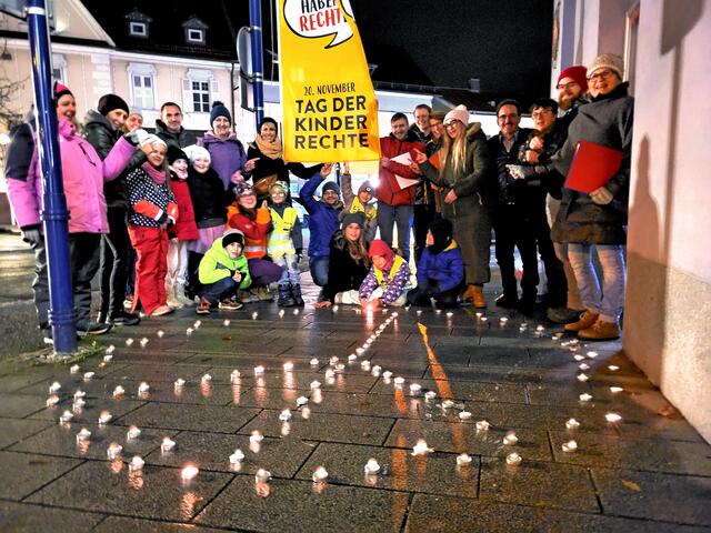 Ein warm leuchtendes Statement für Kinderrechte zum 35. Jubiläum der UN-Konvention am St. Georgener Marktplatz. | Foto: Eckhart Herbe
