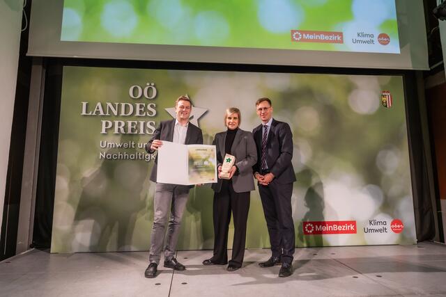 Landesrat Stefan Kaineder, Bettina Jaksch-Fasthuber vom Umweltcenter der Raiffeisenbank Gunskirchen, Chefredakteur Thomas Winkler | Foto: Land OÖ/Tina Gerstmair