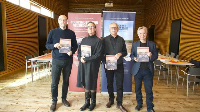 Redaktionsleiter Gunnar Landgesell mit den Herausgebern Bibi Watzek, Alois Lang und Christian Janisch.  | Foto: Janisch