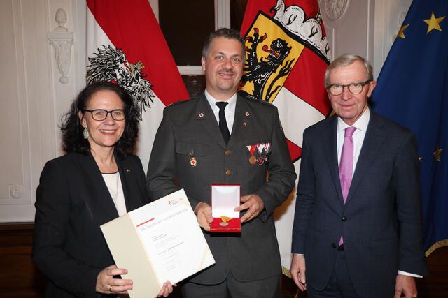 Landeshauptmann Wilfried Haslauer und Landesrätin Daniela Gutschi bei der Überreichung der Feuerwehr- und Rettungsmedaille für 25 Jahre an Sanitätsmeister Andreas Langreiter aus Mariapfarr. | Foto: Land Salzburg/Franz Neumayr