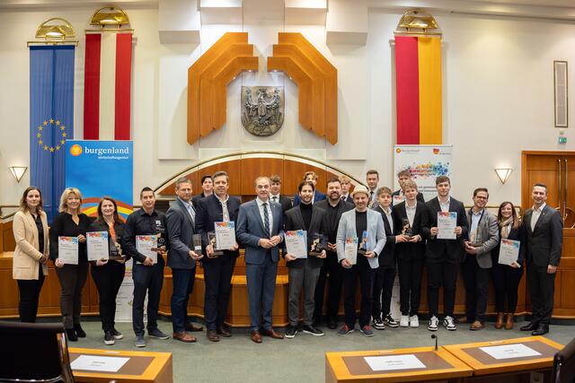 Wirtschaftslandesrat Leonhard Schneemann (vorne 7. v. l.) und Landtagspräsident Robert Hergovich (1. v. r.) mit den Preisträgerinnen und Preisträgern der Initiative „Burgenland Innovationsfit“ | Foto: Landesmedienservice Burgenland