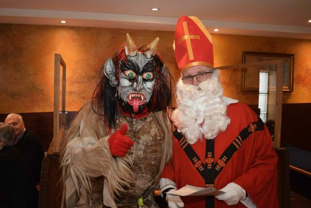 Krampus (Roland Pirker) und Nikolo (Karl-Heinz Armbruster) verteilen österreichische Spezialitäten bei der Adventfeier in Ottawa. | Foto: Privat