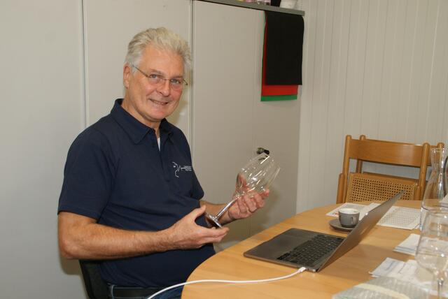 Andreas Huber hat sich auf die Arbeit mit Glas spezialisiert. | Foto: Anna Kaufmann