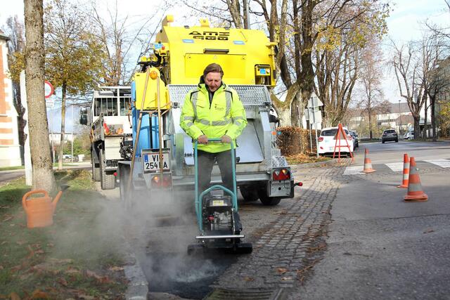Bürgermeister Günther Albel auf Asphalt-Mission. | Foto: Stadt Villach/Kompan