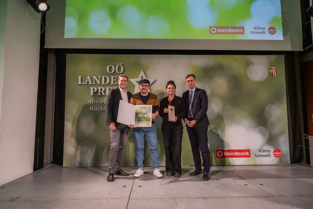 Landesrat Stefan Kaineder, Richard Schachinger und Jolanda De Wit vom OKH Vöcklabruck, Chefredakteur Thomas Winkler | Foto: Land OÖ/Tina Gerstmair