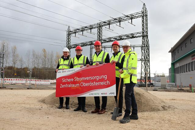 V.l.: Gerald Mayer (CFO voestalpine AG), Umwelt- und Klima-Landesrat Stefan Kaineder, LAbg. Christian Mader, Jürgen Schneider (Sektionsleiter Energie und Umwelt BMK) und Gerhard Christiner (Vorstandssprecher der APG) beim Spatenstich zur neuen 220 KV Zentralraumleitung in Pichling. | Foto: Land OÖ/Daniel Kauder