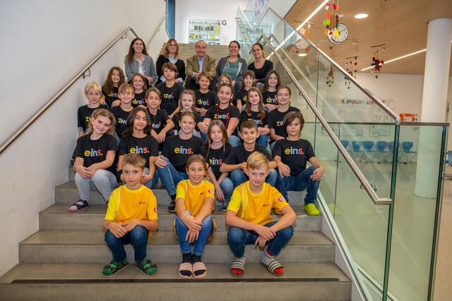 Simon, Majvi und Moritz (vorne v.l.) aus der 4a traten als Kandidatenkinder an. Begleitet und tatkräftig unterstützt wurden sie von ihren Schulfreunden und Klassenlehrerin Cornelia Czeiner (4a), Bettina Wagner (Teamlehrerin) und Lavinia Sefonea (Nachmittagsbetreuerin 4a) (v.r.). BM Andreas Linhart und Direktorin Renate Koller (l.) freuten sich, dass der Ausflug ein voller Erfolg war. | Foto: Gemeinde Brunn/Johanna Hoblik