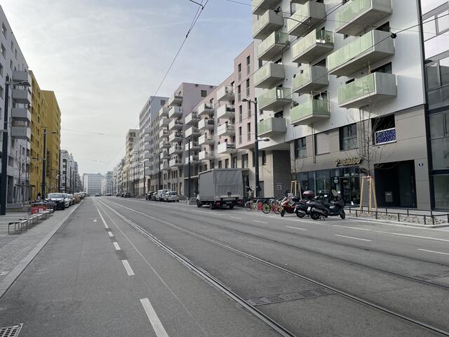 Der Weihnachtsmarkt findet in einem leerstehenden Lokal an der Ecke Bruno-Marek-Allee/Schweidlgasse statt. | Foto: Johannes Reiterits