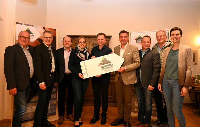 In Gaming gaben die acht Projektgemeinden den Startschuss für das neue LEADER-Projekt der Eisenstraße Niederösterreich „Gemeinschaftsprojekt24 – kooperative Standortentwicklung“: Bgm. Gerhard Lueger (Ybbsitz), Bgm. Josef Schachner (Lunz am See), Bgm. Franz Aigner (Scheibbs), Bgm.in Manuela Zebenholzer (Hollenstein), Bgm. Andreas Fallmann (Gaming), Bgm. Werner Krammer (Waidhofen a/d Ybbs), Bgm. Harald Riemer (Purgstall), Bgm. Friedrich Fahrnberger (Göstling/Ybbs), Projektleiterin Anna Janz (Eisenstraße Niederösterreich) | Foto: eisenstrasse.info