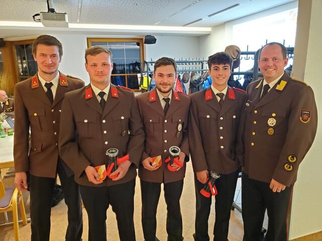 Kommandant Walter Hochenegger gratulierte den Übungskaisern 2024: Jonas Hangl, Sandro Waldner und Jakob Buchhammer, gemeinsam mit seinem Stellvertreter Karl Heymich (v.l.). | Foto: FF- Serfaus