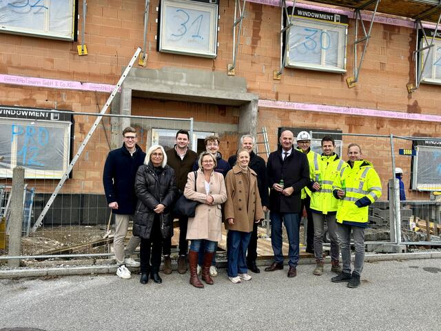 Die Bauplaner, das Team von pro mente mit Geschäftsführer Gerald Zeininger (5. v. r.) und Soziallandesrat Christian Dörfel (4. v. r.) bei der Gleichenfeier in Braunau. | Foto: Ebner